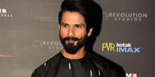 Super Cute! Shahid Kapoor Mandi Bareng Misha di Kolam Mini
