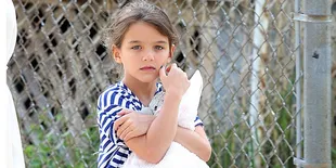 Suri Cruise Ketahuan Berjalan Sambil Tidur