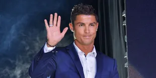 Sweet! Main Jet Ski di Ibiza, Ronaldo Pegang Pinggang Pacar