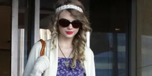 Sweet! Taylor Swift Pakai Gold Flowery Headband