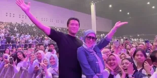 Syahrini Nonton Konser Kahitna Bersama Reino Barack, Disambut Antusias Para Penggemar