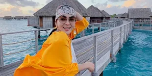 Syahrini Punya Dua Cardigan Chanel Kembar Model Beda Warna, Harganya Bikin Fans Heboh