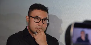 Syuting di Luar Negeri, Surya Saputra Galau Kangen Anak