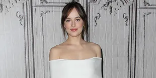 Syuting 'FIFTY SHADES 2', Dakota Johnson Digandeng Dua Pria