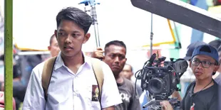 Syuting 'YOWIS BAND' di Kampung 3D Malang, Lawan Hujan & Suara Kereta