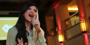 Tak Banyak Job, Delia Septianti Khusyuk Ibadah