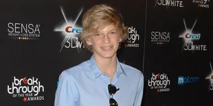 Tak Diundang Pesta, Cody Simpson Jalan Bareng Mantan Bieber