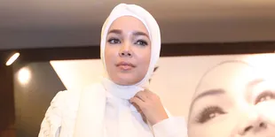 Tak Hanya Banjir, Dewi Sandra Juga Peduli Tentang Macet Jakarta