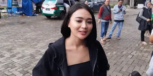 Tak Hanya Berikan Bantuan, Wika Salim Juga Hibur Para Korban Banjir Di Pengungsian