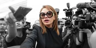 Tak Ingin Jadi Sorotan Kamera, Nikita Mirzani Minta Rokok
