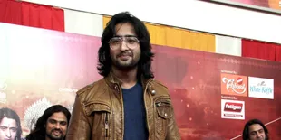 Tak Jaim, Shaheer Salat Jumat Bareng Karyawan di Lobi Kantor