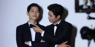 Tak Janjian, Song Joong Ki - Park Bo Gum Justru Pakai Kaos Couple