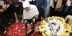 Istri Yanni Libels Pingsan di Pemakaman