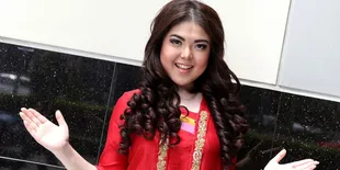 Tak Libur Natal dan Tahun Baru, Tina Toon Pilih Ubah Penampilan