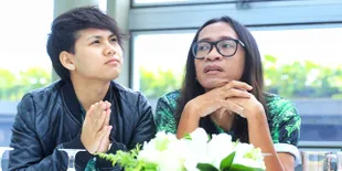 Tak Mau Diceraikan, Evelyn Bersujud dan Cium Kaki Aming