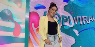 Tak Mau Melewatkan Matahari Pagi, Melaney Ricardo Rela Berjemur di Parkiran