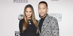 Tak Pakai Bra &#38; CD, Area Intim Chrissy Teigen Tertangkap Kamera