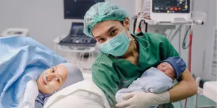 Tak Pakai Jasa Baby Sitter, Rey Mbayang dan Dinda Hauw Urus Baby Arshaka Sendiri