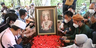 Tak Saling Sapa Ketika Bertemu Di Makam, Keluarga dan Anak-anak Angkat Dorce Gamalama Cek-Cok
