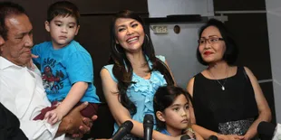 Tak Seperti Sandy Tumiwa, Tessa Kaunang Belum Terpikir Nikah Lagi
