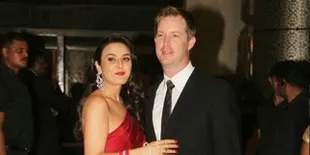 Tak Umbar Kemesraan, Preity Zinta Jalan Jauh-Jauhan Dengan Suami