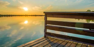 Talaga Sampireun, Sensasi Menongkrong di Atas Telaga