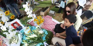 Tamara Tyasmara Rayakan Ulang Tahun Ke-8 Mendiang Dante di Makam, Bawa Kue Bertema Film JUMBO