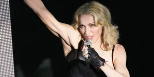 Tampil di Grammy Awards 2014, Madonna Bingung Pilih Sepatu