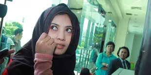 Tampil Berjilbab, Novi Amalia Bantah Jaga Image