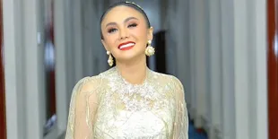 Tampil Cantik Berkebaya, Yuni Shara Berharap Semua Diberi Kesehatan