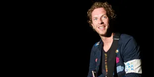 Tampil di Depan Umum, Chris Martin 'Lupa' Pakai Sepatu