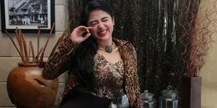 Tampil di Klub Malam, Dewi Perssik Menjelma Jadi Shakira