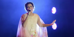Tampil di Konser 30 Tahun Kahitna, Raisa Coret Lagu Galau