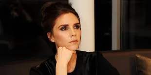Tampil di Vogue, Victoria Beckham Tetap Irit Senyum