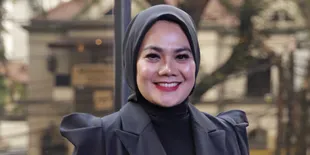 Tampil Mewah, Sarita Abdul Mukti Pakai Kacamata Berhias Mutiara