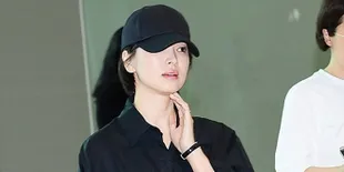 Tampil Sederhana, Song Hye Kyo Tetap Kelihatan Glowing di Airport