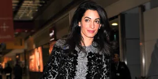 Tampil Stylish, Amal Clooney Sukses Jadi Pusat Perhatian