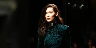 Tampil Tanpa Bra, Bella Hadid Pamer Segalanya di Jalanan New York