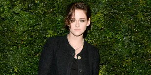 Tampil Vintage, Kristen Stewart Tak Pakai Bra dan Pamer Dada