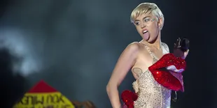 Tangan Berlumuran Darah, Apa Yang Terjadi Dengan Miley Cyrus?