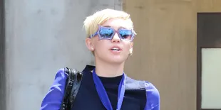 Tangan Terluka, Miley Cyrus Masih Sempat Pajang Foto Bugil