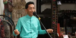 Tanggalkan Jas dan Dasi, Idris Sardi Proklamirkan Sarung