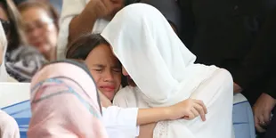 Tangis dan Doa Noah, Putra Bunga Citra Lestari Hantar Ashraf Sinclair saat Pemakaman