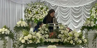 Tangis Marsha Aruan Pecah di Depan Jenazah Ibunda