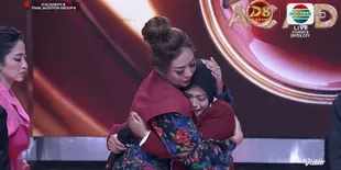 Tangis Mela Bandung Pecah di Panggung Dangdut Academy 8, Baru Tahu Kakek Meninggal