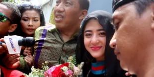 Tangis Pecah Saat Dewi Perssik Sungkem ke Orang Tua