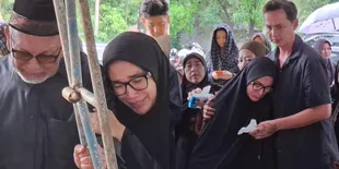 Tangis Ussy Sulistiawaty Pecah Saat Antarkan Ibunda Tercinta ke Peristirahatan Terakhirnya