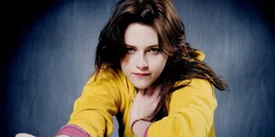 Tanpa Busana, Kristen Stewart Tebar Senyum Seksi