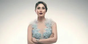 Tanpa Make Up - Pakai Sandal Jepit, Kareena Pamer Baby Bump Unyu