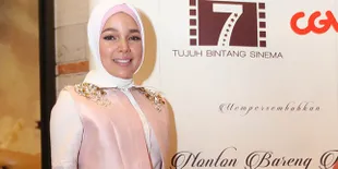Tanpa Suami, Dewi Sandra Hampir Jatuh di Red Carpet FFI